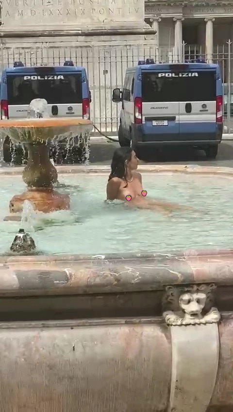 【影片】路人圍觀她更嗨！《義大利羅馬噴水池正妹裸泳》本斥但大就不罰了？