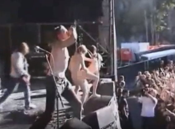 【上車】史上最嗨演唱會！《挪威夸脫音樂節樂團活春宮影片》男女當眾「全裸做愛」！