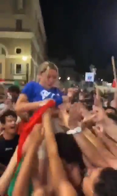 【上車】贏球送奶球！《義大利女球迷露奶狂歡》下秒慘遭群男「狼爪猛掐」！