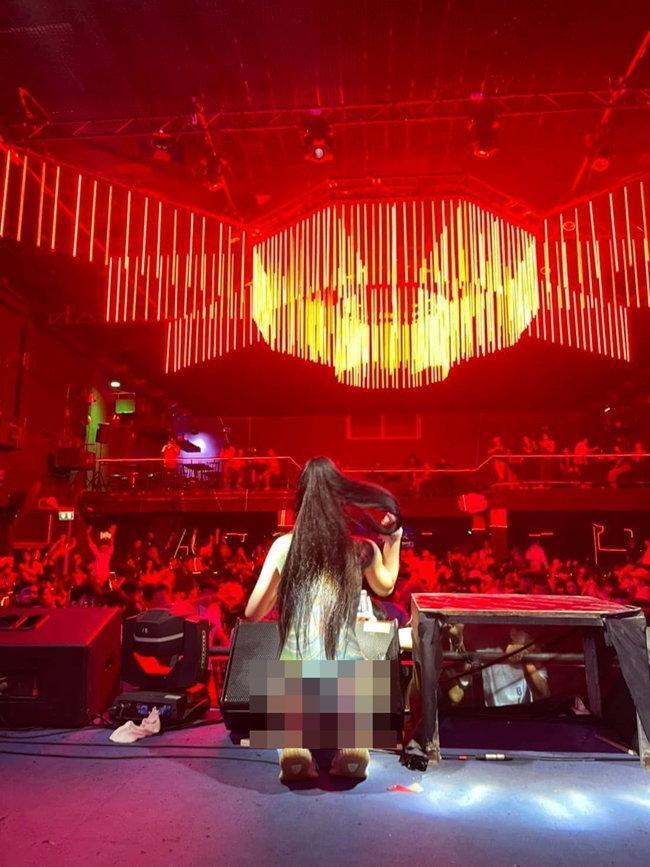 【上車】泰國巨乳DJ《Oil Paphavee》夜店嗨翻「上空猛搖」影片流出！內褲狂塞小費被警盯上！