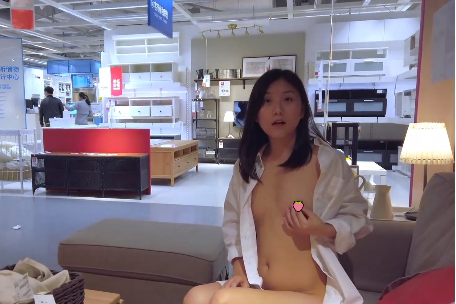 【影片】中國網紅IKEA裸拍「DIY噴尿１６分鐘」網：難怪最近沙發黏黏的！