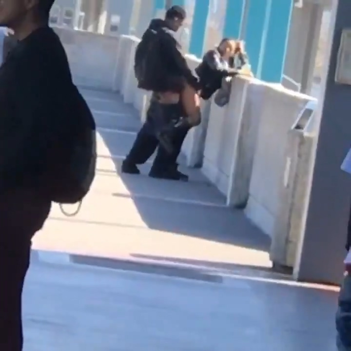 【影片】加州情侶「月台上演四腳獸」嗨比ROCK手勢！網笑：想到我的狗！