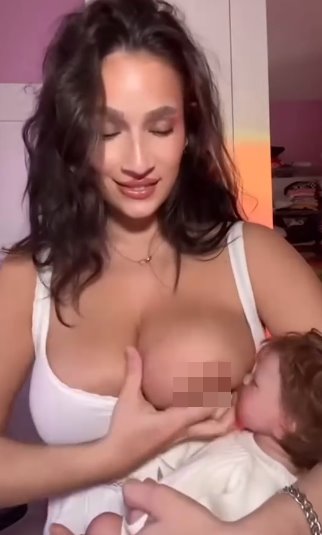 母愛噴發《媽媽露點餵奶影片粉專》懷中嬰兒竟疑似是假娃娃？