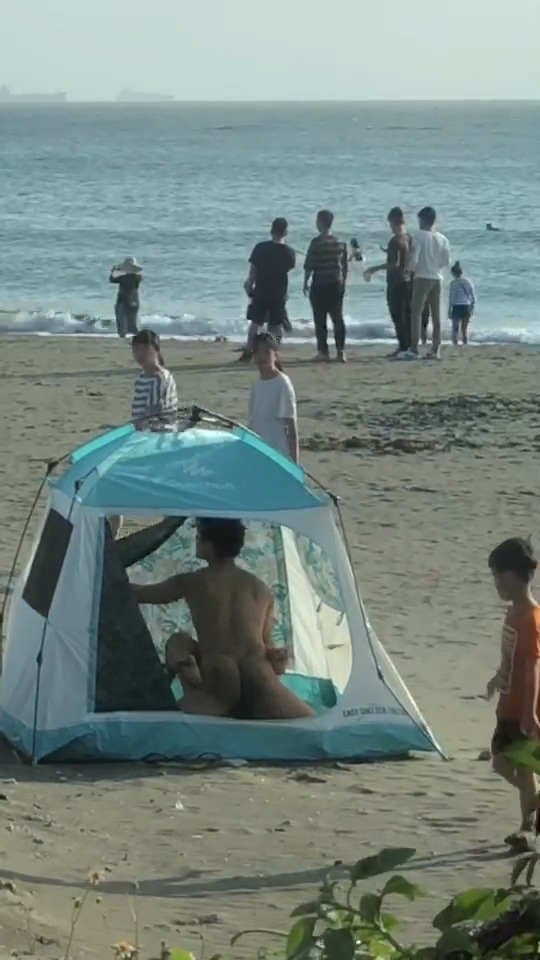 【影片】台南安平漁光島海灘「帳篷四腳獸」瘋傳！小弟弟路過當場看傻：求陰影面積！