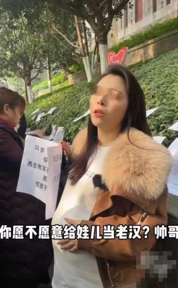 【上車】中國重慶《女子懷孕５個月街頭徵婚》被爆「為黑人生子」還拍過AV？