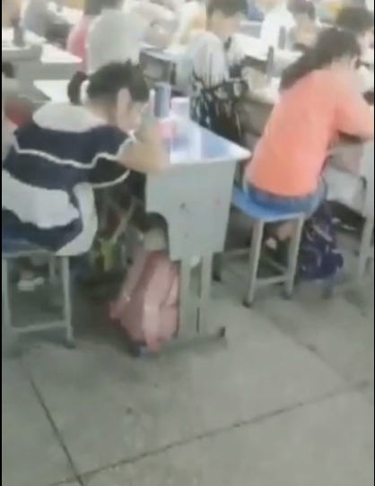 【影片】小學老師上課「下體塞小怪獸」當全班面偷偷自慰！網：我要回去補課！