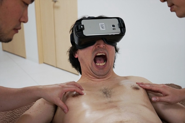 「VR體驗AV馬殺雞」同步爽到酥麻！拿下眼鏡看到按摩師：「剛剛的感覺都是假的嗎...」