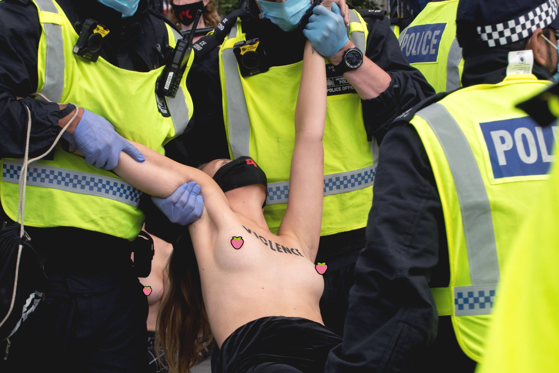 【上車】英國３０女「露奶挺環保」抗議不成遭男警架走！