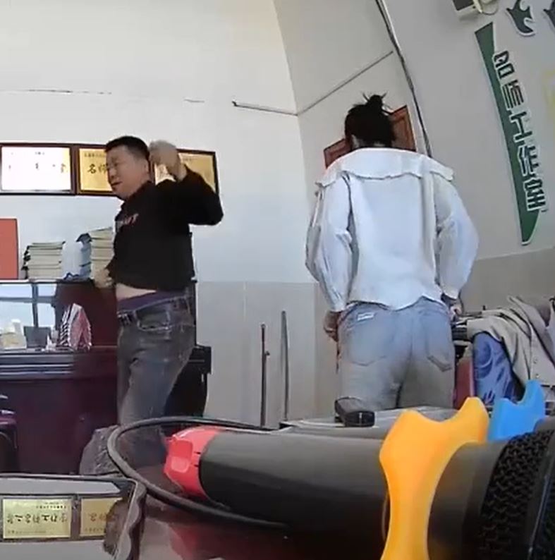 【上車】鏡頭又沒關！中國山東名師工作室《男女假日加班啪啪啪》影片流出！