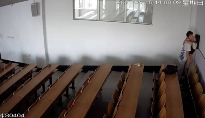 【影片】《中國黑龍江科技大學》教室啪啪啪１２分鐘流出！校方證實是真的！