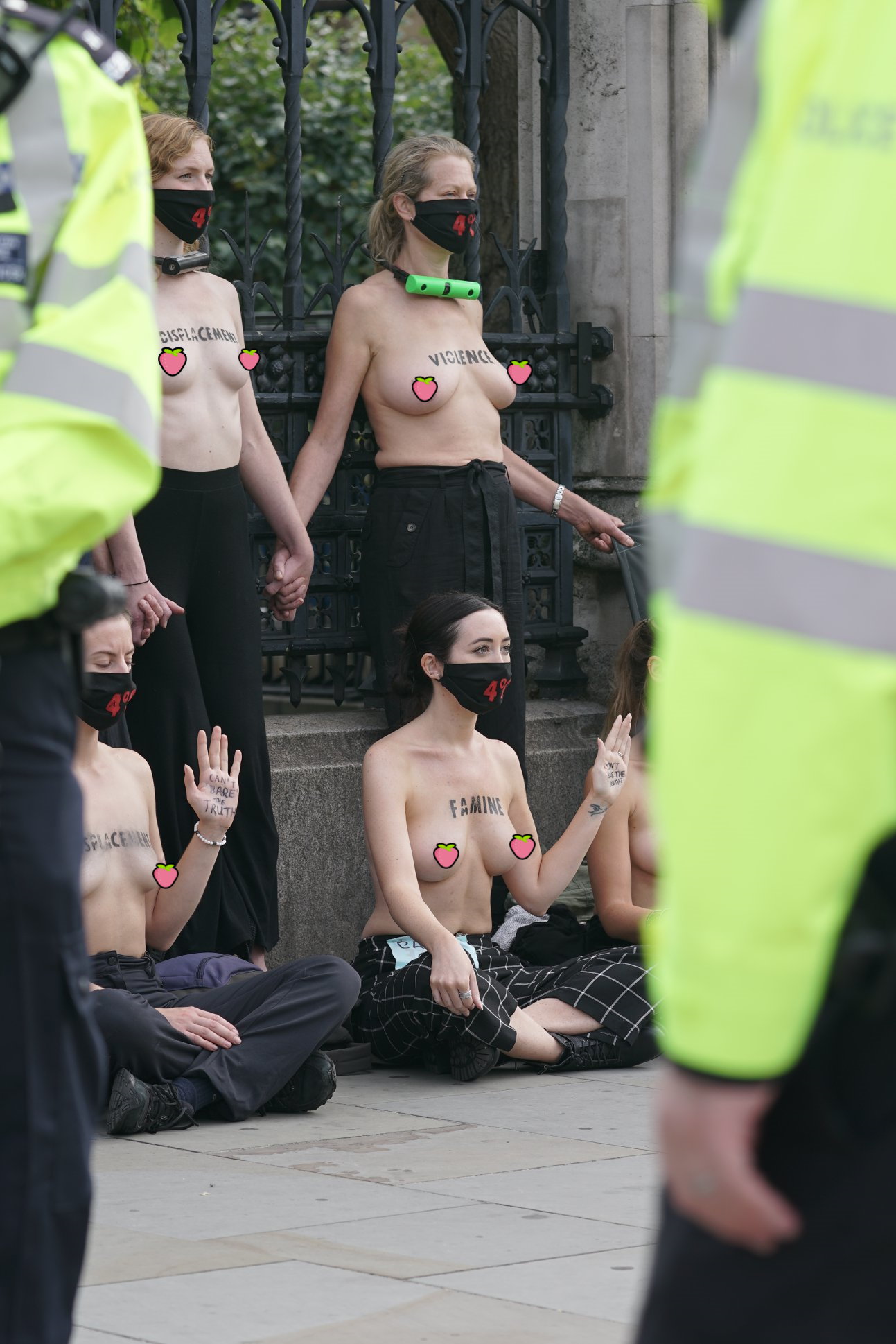 【上車】英國３０女「露奶挺環保」抗議不成遭男警架走！