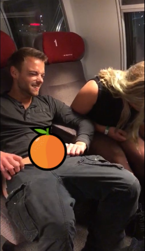 【影片】外國情侶「車廂裡吃吃」！男子遭抓包「一臉母湯」表情超有戲！