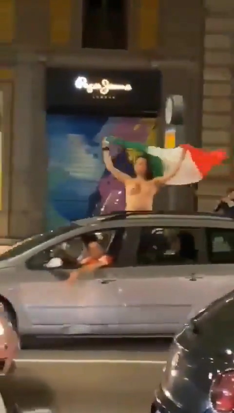 【上車】贏球送奶球！《義大利女球迷露奶狂歡》下秒慘遭群男「狼爪猛掐」！