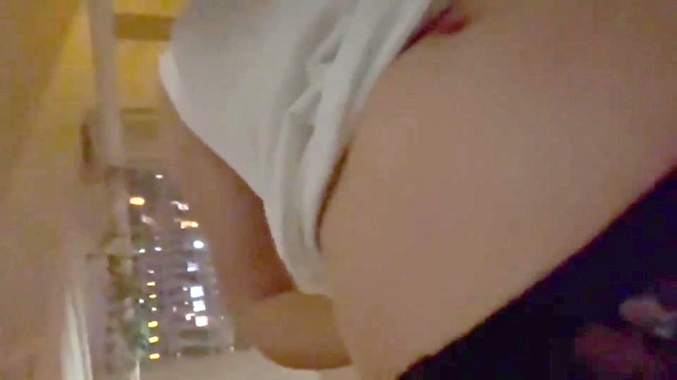【上車】香港公屋《港女公寓樓梯自摸》１４秒影片流出！神秘右手突然奶襲！