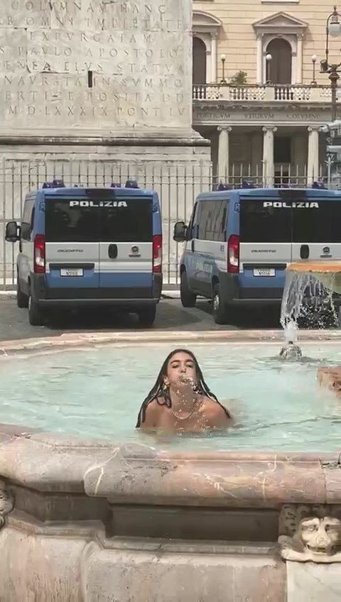 【影片】路人圍觀她更嗨！《義大利羅馬噴水池正妹裸泳》本斥但大就不罰了？