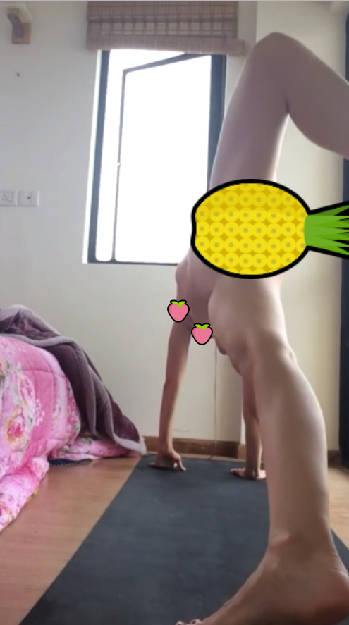 【影片】歐美妹子自拍裸體瑜珈，下犬式伸展「海鮮全露」背後看去直想推車！