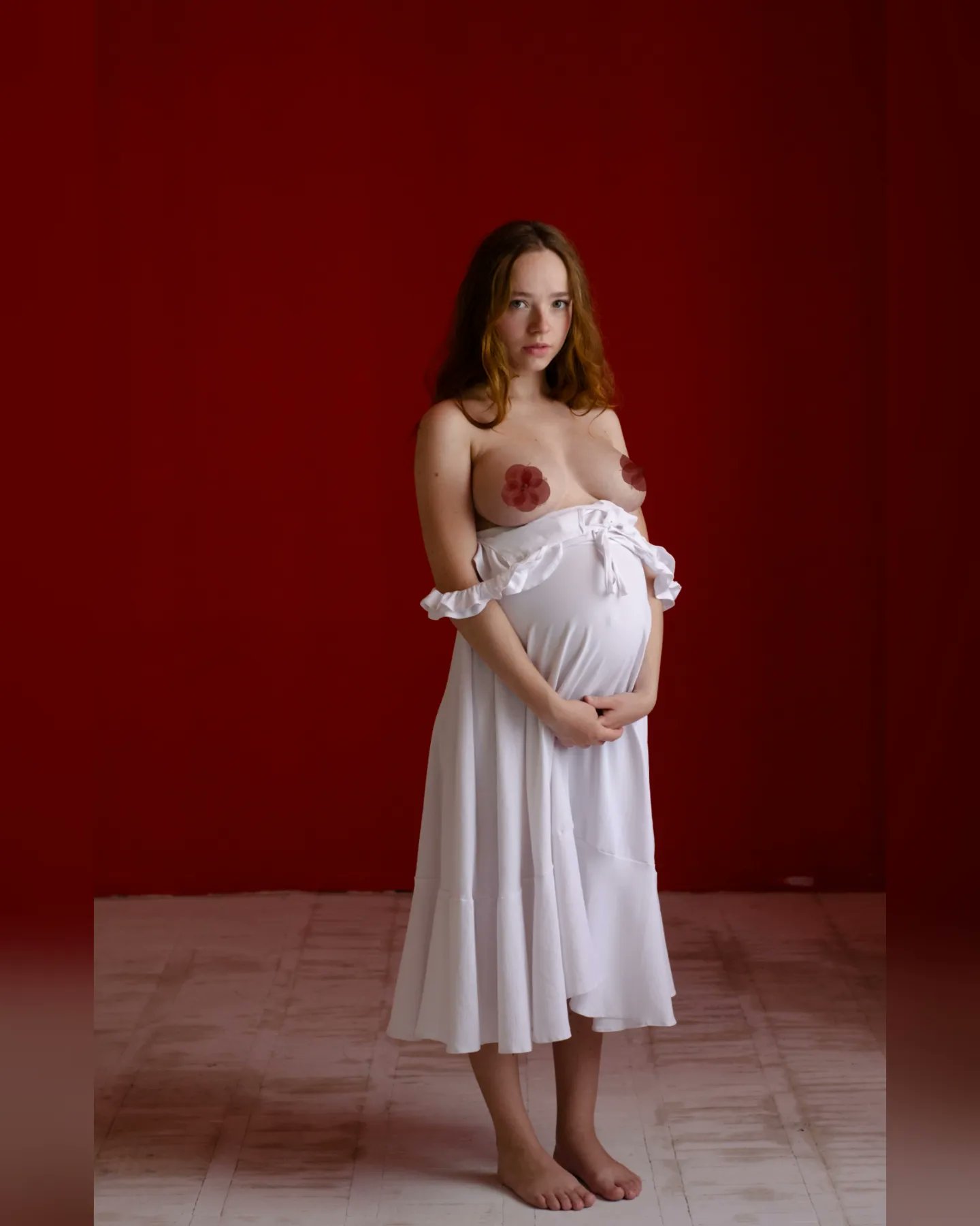 幼齒像學生？烏克蘭人妻《rinaalyys》熱愛裸身有孕也是照樣拍騷照！