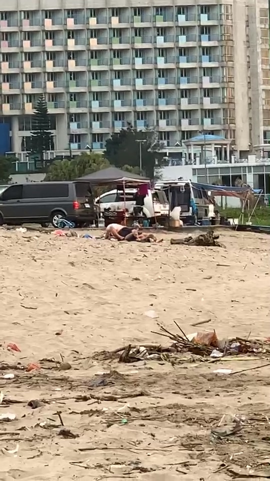 【影片】新北萬里海灘「露天活春宮」裸女下海洗鮑魚！網喊：又是她？