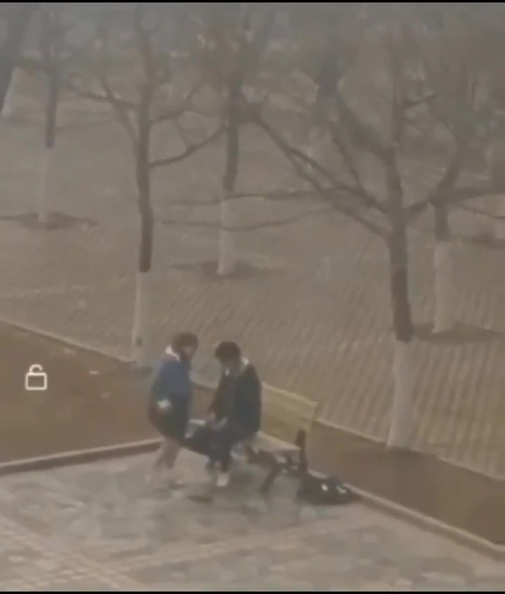 【影片】中國棗莊學院墨子樓《小情侶公然野戰流出》爆紅網紅椅瘋傳：轉發必脫單！