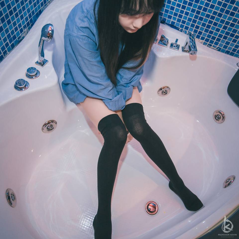 [套圖]黑絲絕對領域少女 浴缸裡的致命誘惑！