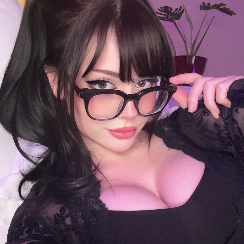 LolaYummy 社群媒體上的穿搭和直播分享