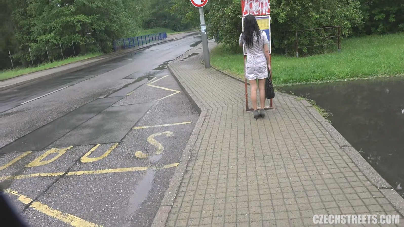 公車站邂逅女子因暴雨錯過公車的詳細過程