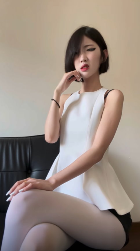 行簡清冷外型和美腿照片