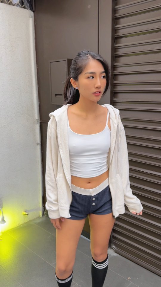 影片中嘿尼掀裙瞬間露出內褲
