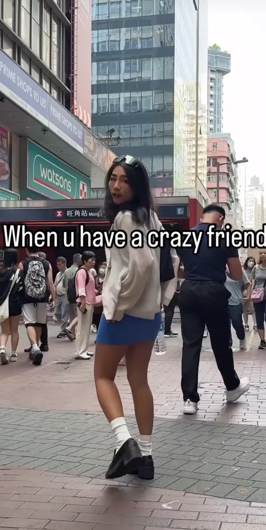嘿尼露出紅色內褲細節