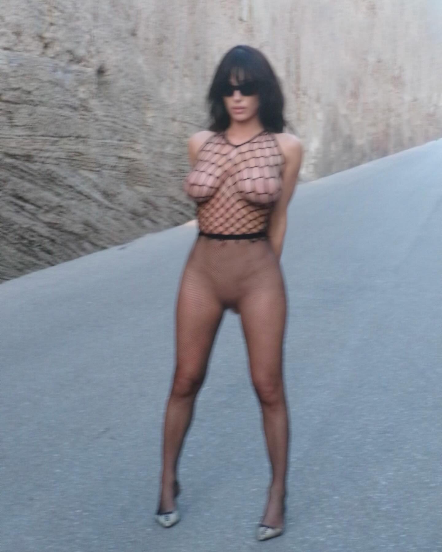 Bianca Censori 在 IG 上的漁網裝照片