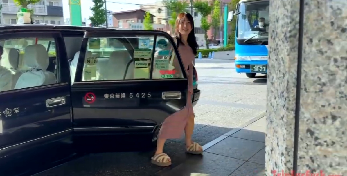 素人甜美正妹搭計程車出場的甜美笑容