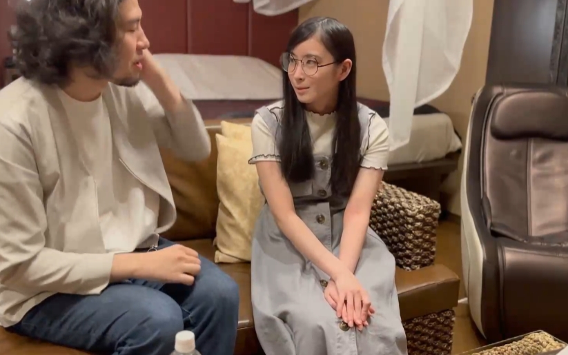 素人清純眼鏡美女的激情三連發