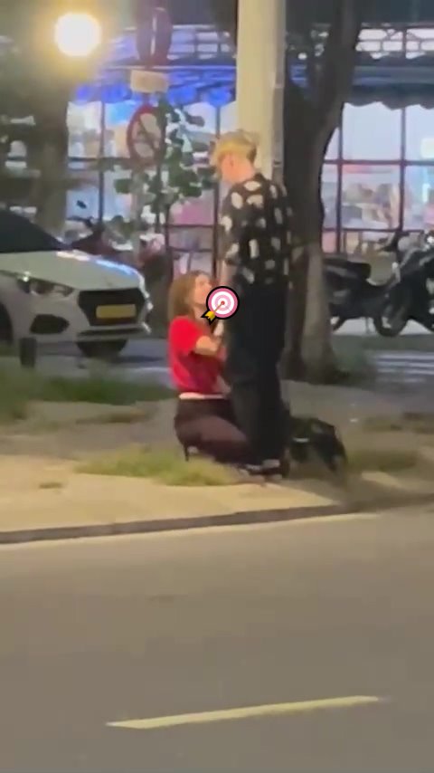 【上車】越南峴港《街頭口交活春宮影片流出》正妹笑吸吸，觀眾笑哈哈！